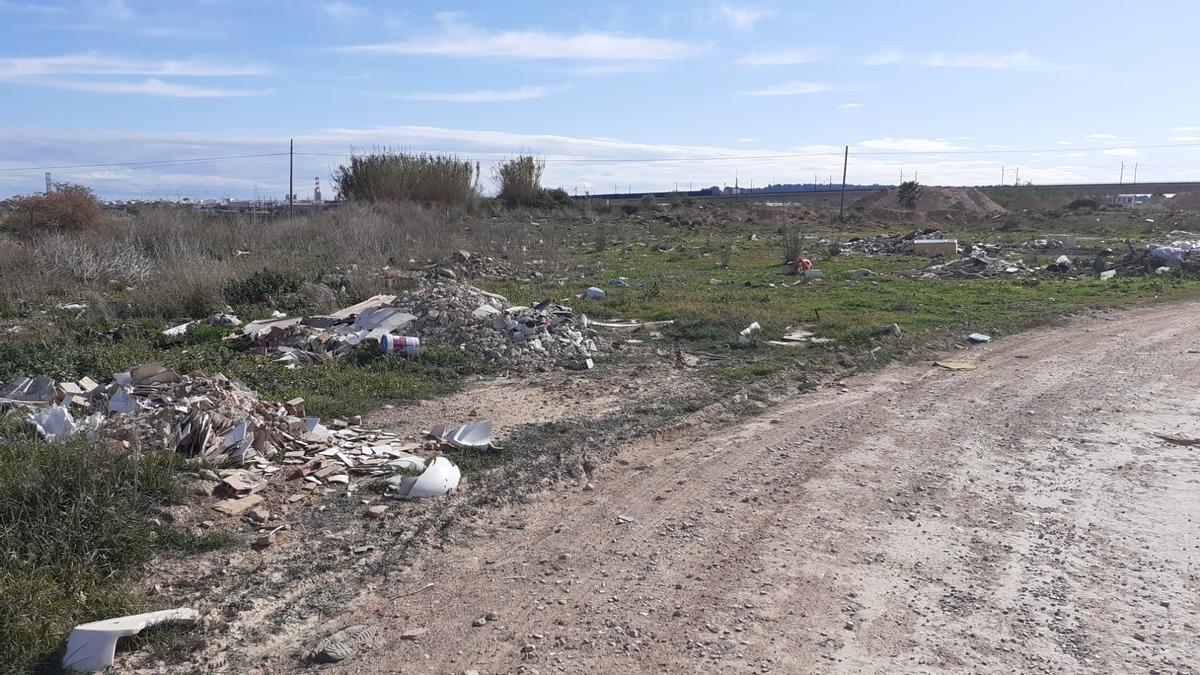 Escombros depositados en la zona del yacimiento.