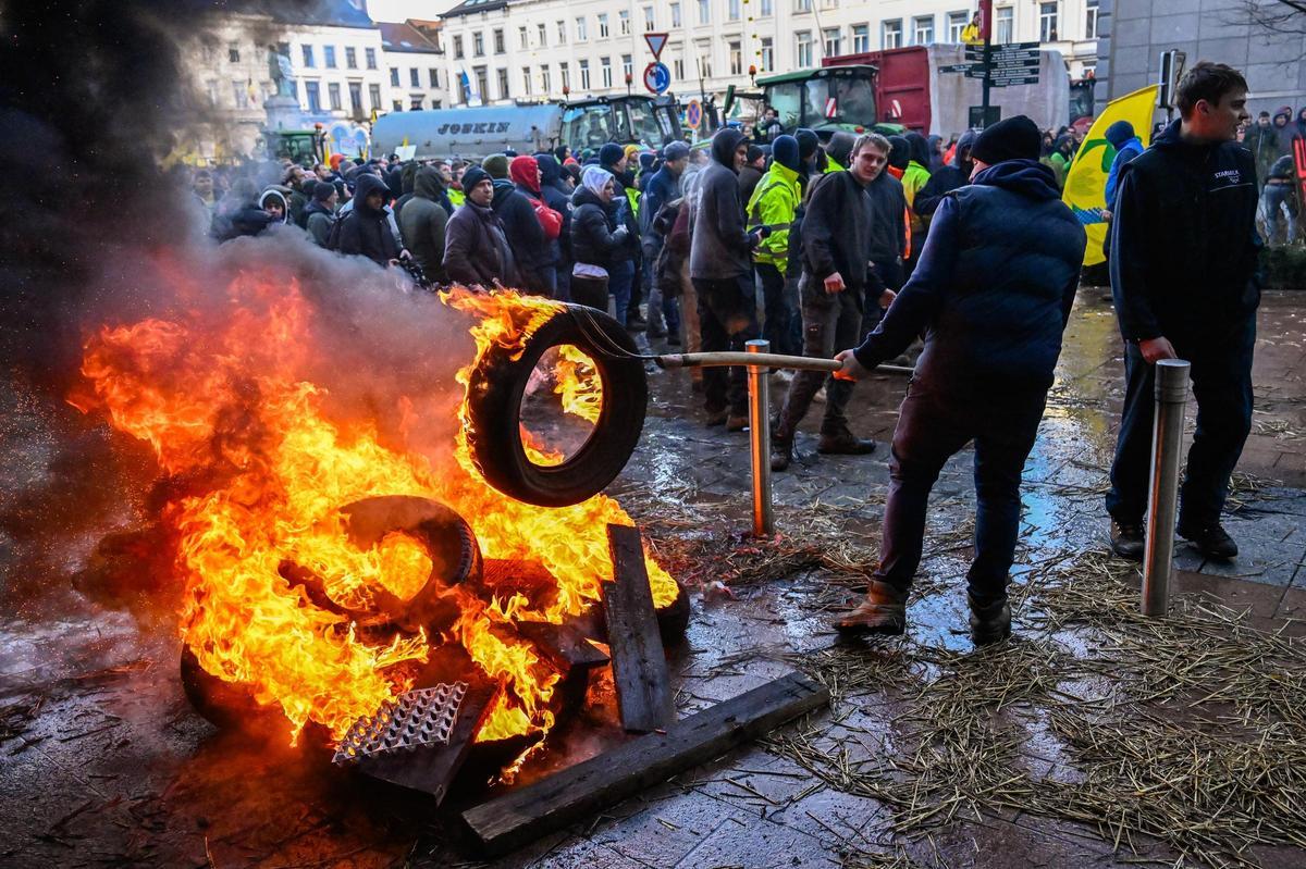 Agricultores en la Place du Luxemburgo durante una protesta en Bruselas, Bélgica, el jueves 1 de febrero de 2024. Al menos 1.300 tractores obstruyeron las calles de Bruselas, cerca de las instituciones de la Unión Europea, el jueves por la mañana mientras los agricultores organizaban una protesta dirigida a los líderes del bloque que se reunían cerca para una cumbre.