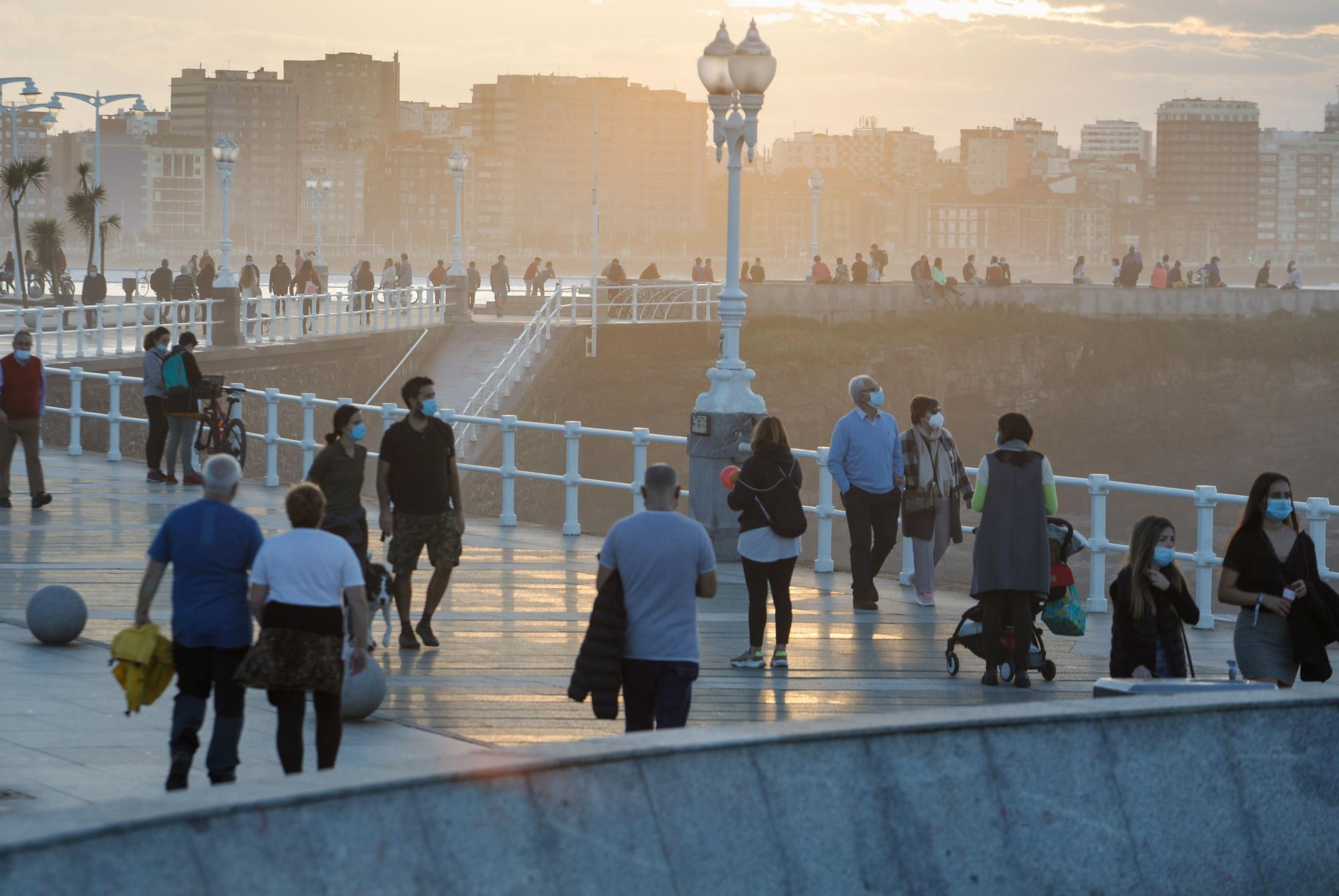 Buen tiempo y mucha gente en Gijón