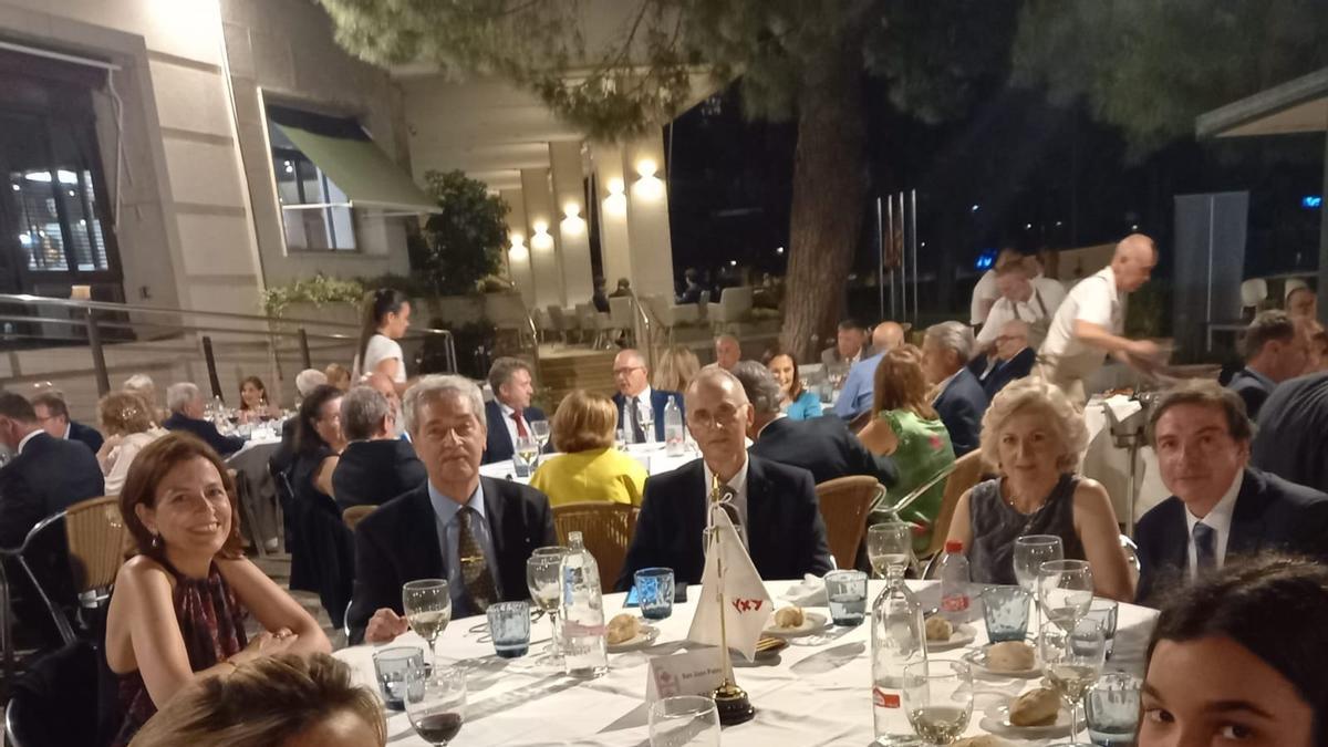 Asistentes a la cena benéfica.