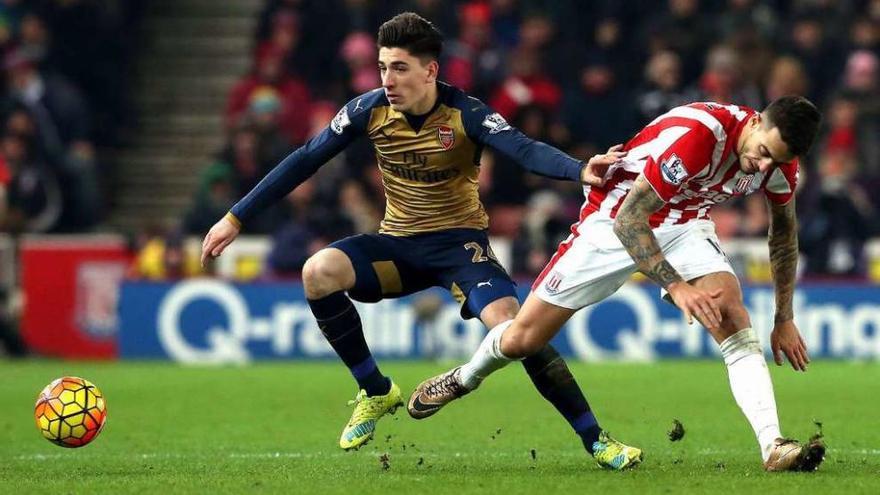 Bellerin, del Arsenal, lucha por un balón con Joselu, del Stoke City. // Nigel Roddis