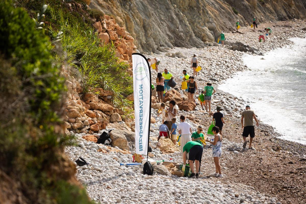 Imágenes de la limpieza organizada por IbizaPreservation en cala d'en Serra