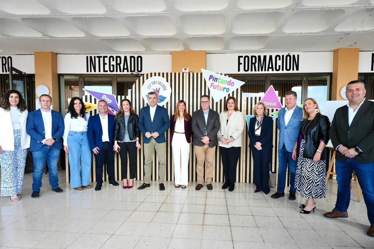 Foto de familia del III Encuentro de Formación Profesional en Canarias, en el CIFP Tony Gallardo.