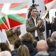 El candidato a lehendakari, Imanol Pradales (c), junto al actual presidente vasco, Iñigo Urkullu (i), y al líder del PNV, Andoni Ortuzar (d), durante su participación este miércoles en un acto electoral de la formación jeltzale en San Sebastián (País Vasco). EFE/Juan Herrero