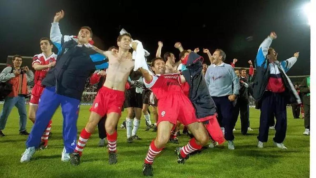 Los jugadores de la SD Compostela celebran sobre el césped.