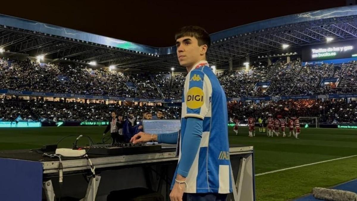 Rubén Gil durante el espectáculo previo al partido que enfrentó al Deportivo contra el Granada, en Riazor.