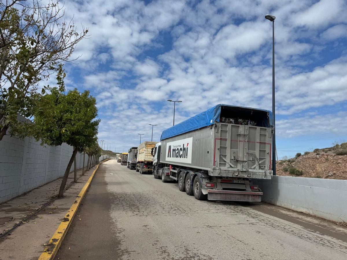 Varios camiones hacen cola para depositar residuos en el vertedero gestionado por una empresa privada en Villena, en una imagen de hace unos meses.