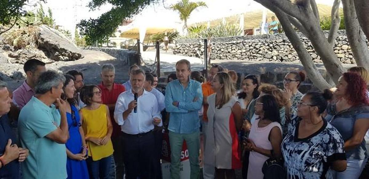José Luis Rodríguez Zapatero y las 'Kellys', juntos en el acto del PSOE en San Bartolomé