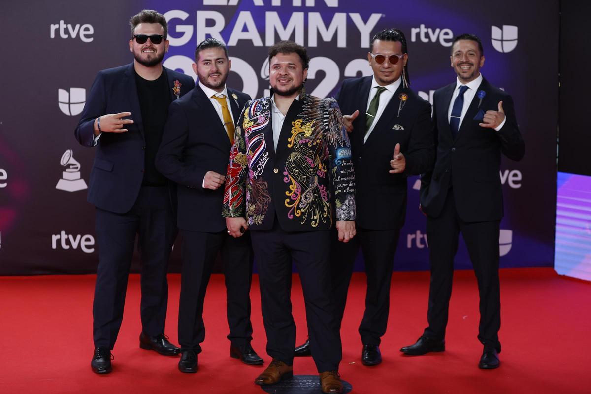 El grupo paraguayo Tierra Adentro posa para los fotógrafos en la alfombra roja de la gala anual de los Latin Grammy, este jueves en Sevilla.