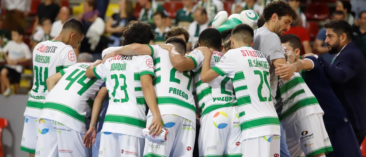 Piña de jugadores del Córdoba Futsal en el Palacio Vista Alegre.