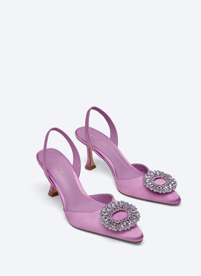 Zapatos destalonados en color lila con detalle joya con piedras de cristal, de Uterqüe