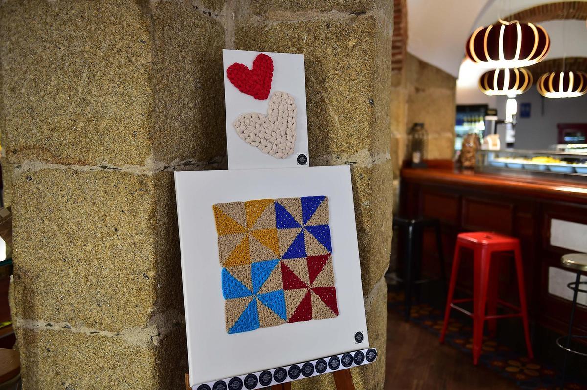 Cuadros realizados en crochet que se podrán ver desde este miércoles en la cafetería Santa Ana de Plasencia.