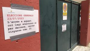 Un cartel indicador de la ubicación correcta del acceso al colegio electoral de Palma.