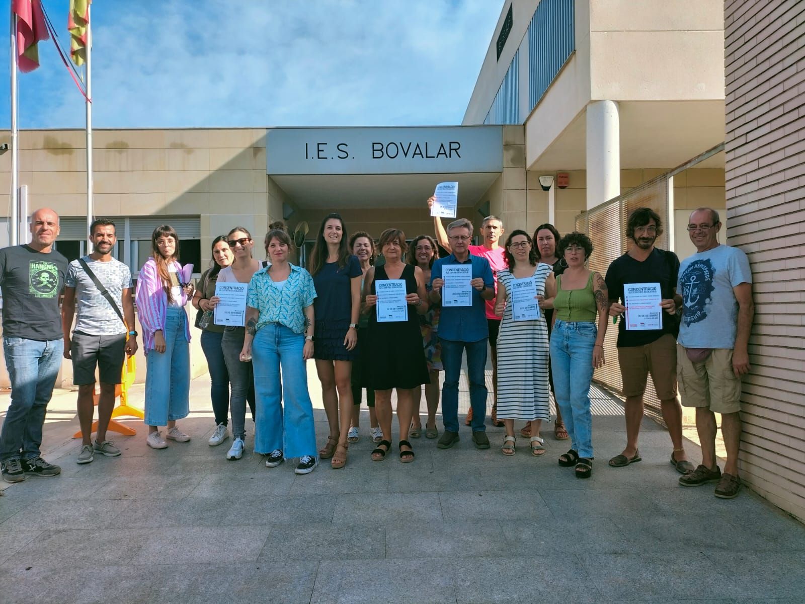 Cientos de profesores protestan en los centros educativos por el "caos" en las adjudicaciones docentes