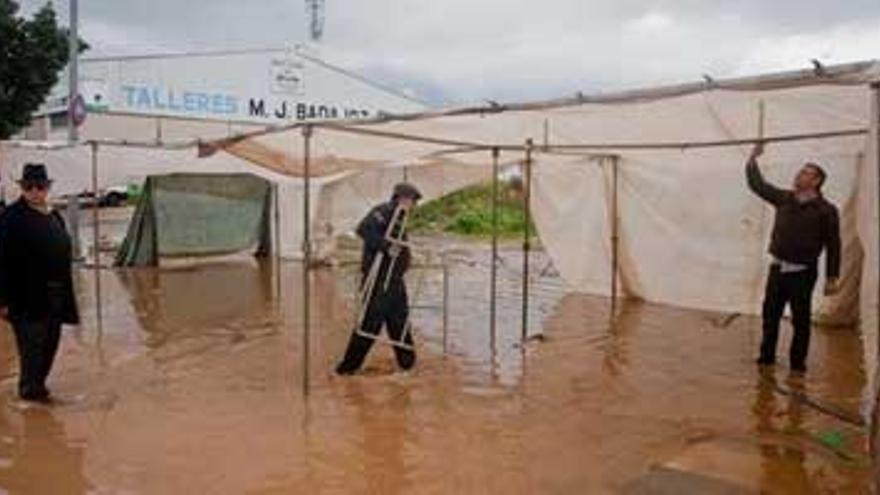 La lluvia inunda el mercadillo de Suerte de Saavedra (Badajoz)