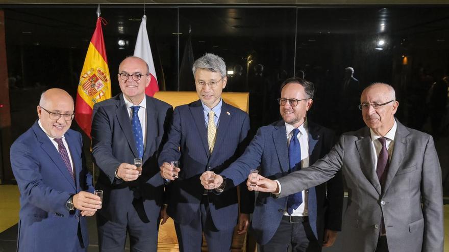 Canarias y Japón refuerzan su unión con un futbolista de la UD Las Palmas en una celebración con motivo del cumpleaños del emperador Naruhito