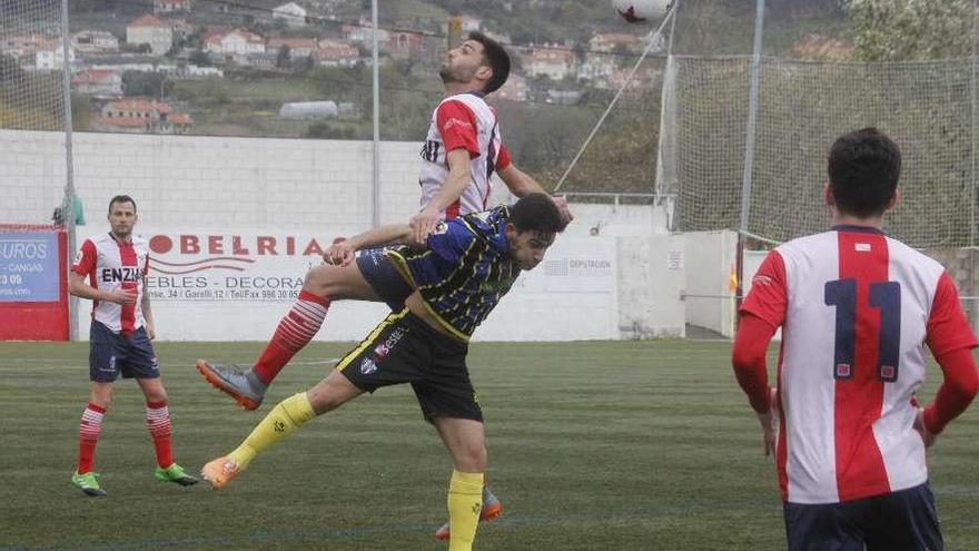 Abel pugna por un balón aéreo en un encuentro ante el Areas. // Santos Álvarez