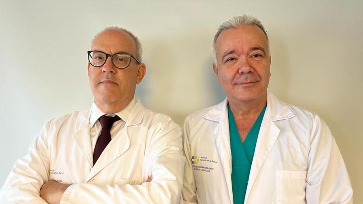 De izquierda a derecha, los doctores Ángel Ramos y Juan Carlos Falcón.
