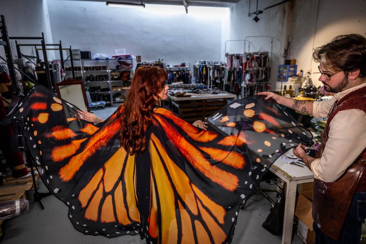 Alassie posa con una de sus capas virales de alas de mariposa en el taller de El Costurero Real en L'Hospitalet.