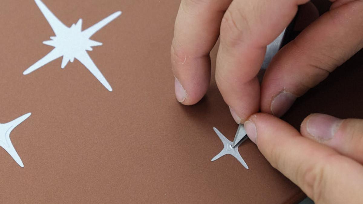 En la parte trasera, las estrellas plateadas pintadas a mano refuerzan la inspiración lunar de este Mistral tan especial. En la parte trasera, las estrellas plateadas pintadas a mano refuerzan la inspiración lunar de este Mistral tan especial.