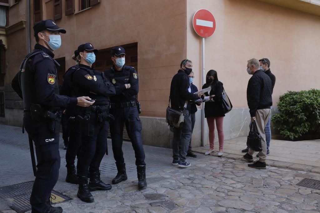 Inician los tres desahucios de la calle Sol sin incidentes