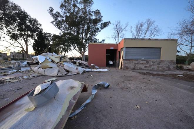 Ni rastro de El Pilón: las fotos del derribo del restaurante del antiguo cámping de Burriana