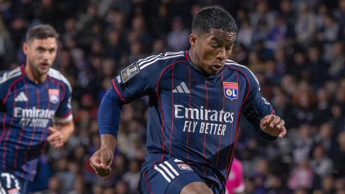 Endrick controla un balón esta temporada con el OL.