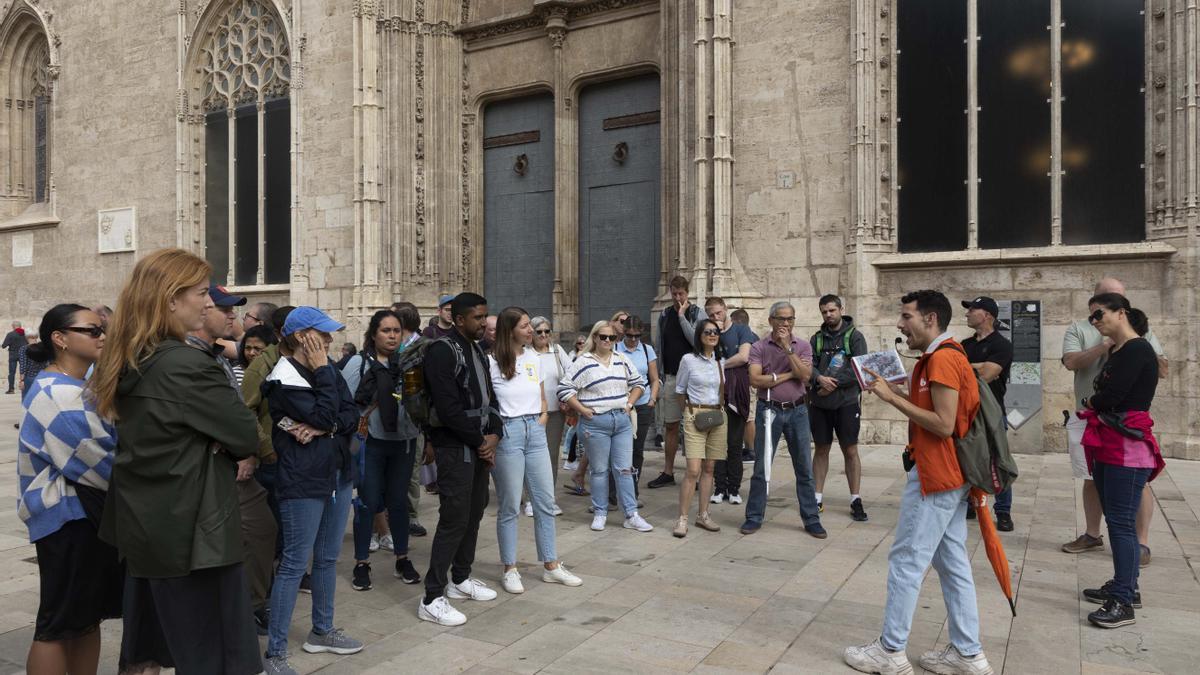 Turistas por el centro de València, en una imagen de archivo.