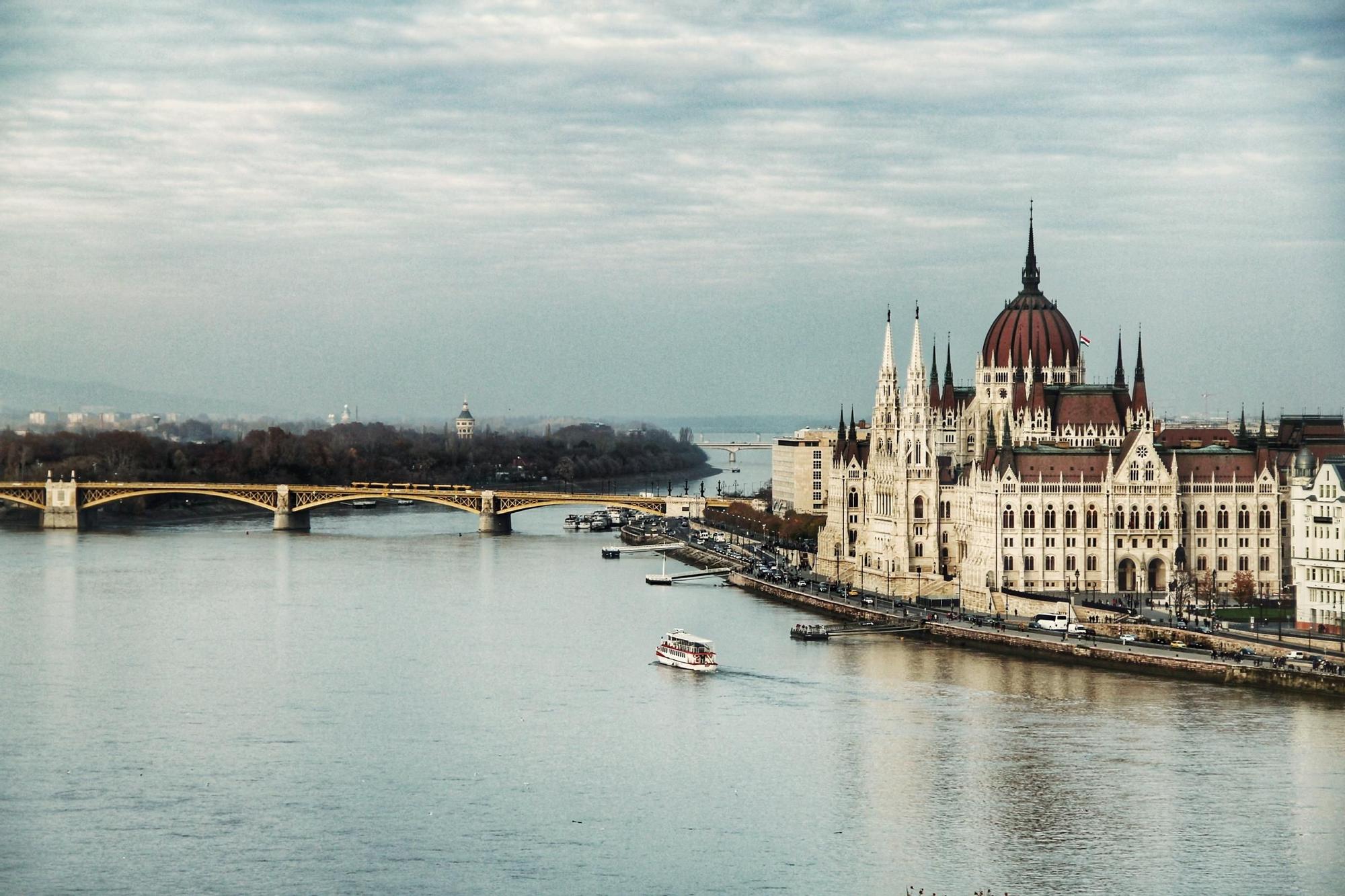 Budapest, capital húngara, con un abanico de experiencias que mezclan historia, arquitectura y efervescente vida urbana.