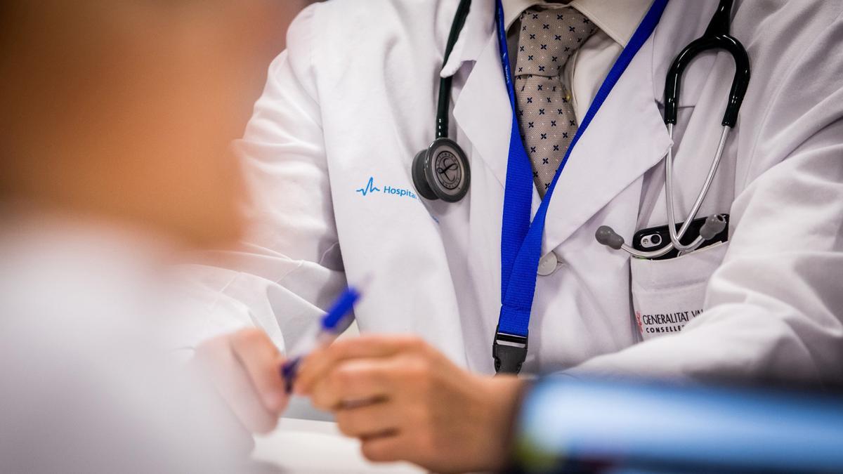 Un médico atendiendo a un paciente