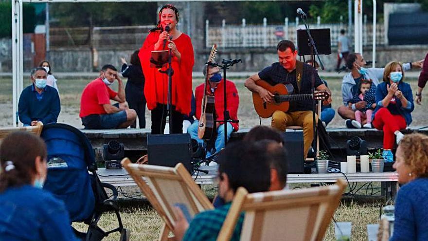 La música vuelve a sonar en la playa de A Concha. |  // I. ABELLA