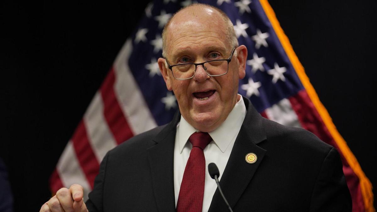 El 'zar de la frontera' de Trump, Tom Homan, en la rueda de prensa que ha ofrecido este miércoles en Minneapolis.