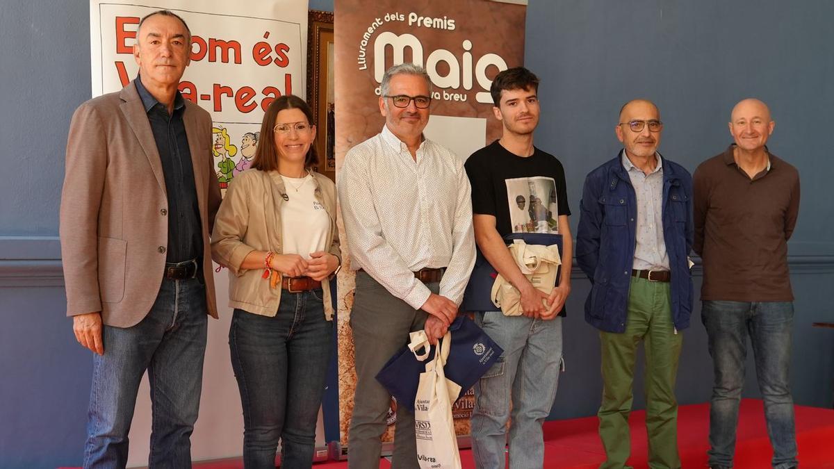 Al centre de la imatge, els premiats dels Premis Maig de 2023, Germà Garcia i Robert Prat, juntament amb la regidora de Normalització Lingüística de Vila-real, Noelia Samblás, i representants de l'Associació Cultural El Guitarró.