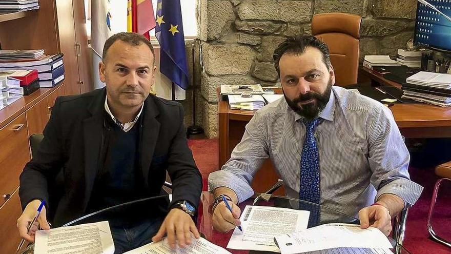El presidente de los empresarios de A Pasaxe y el alcalde Paco Ferreira firman los estatutos. // D.P.