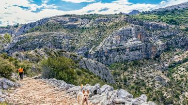 La ruta de senderismo más exigente de Alicante: 7.000 escalones y un espectacular barranco