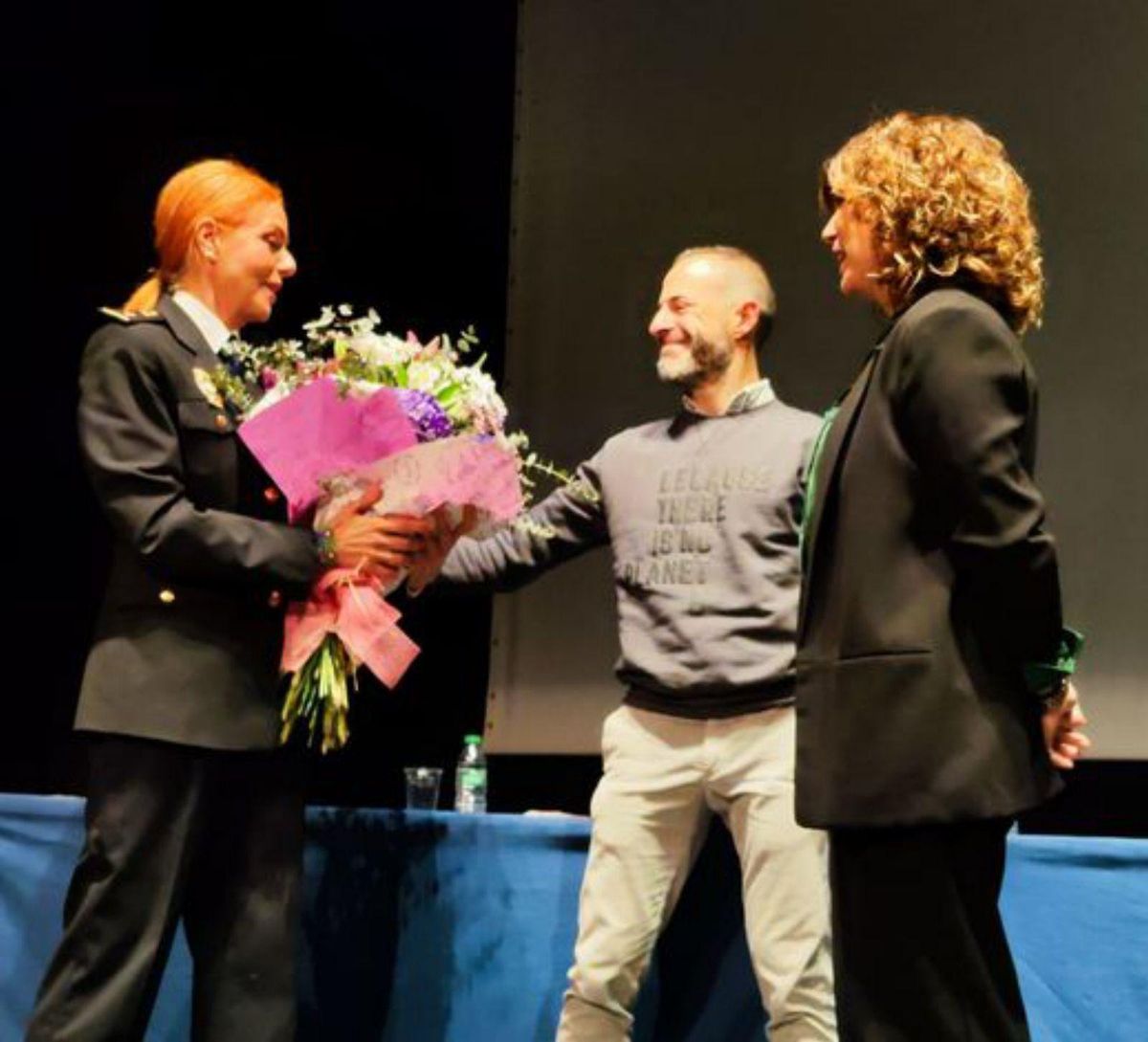 En la imagen del centro, Cándida Vicente, durante el acto de entrega. En las otras dos imágenes, posando con asistentes y compañeros. | A. G.-O.