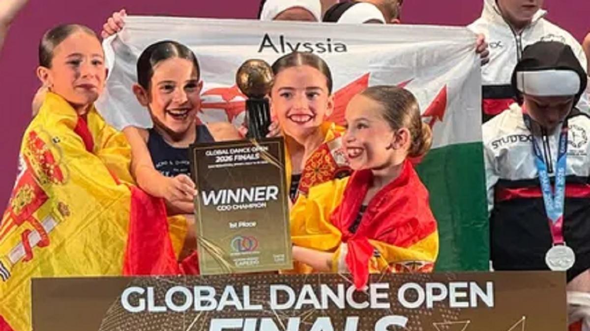 Noa y su equipo posan con el trofeo ganador.