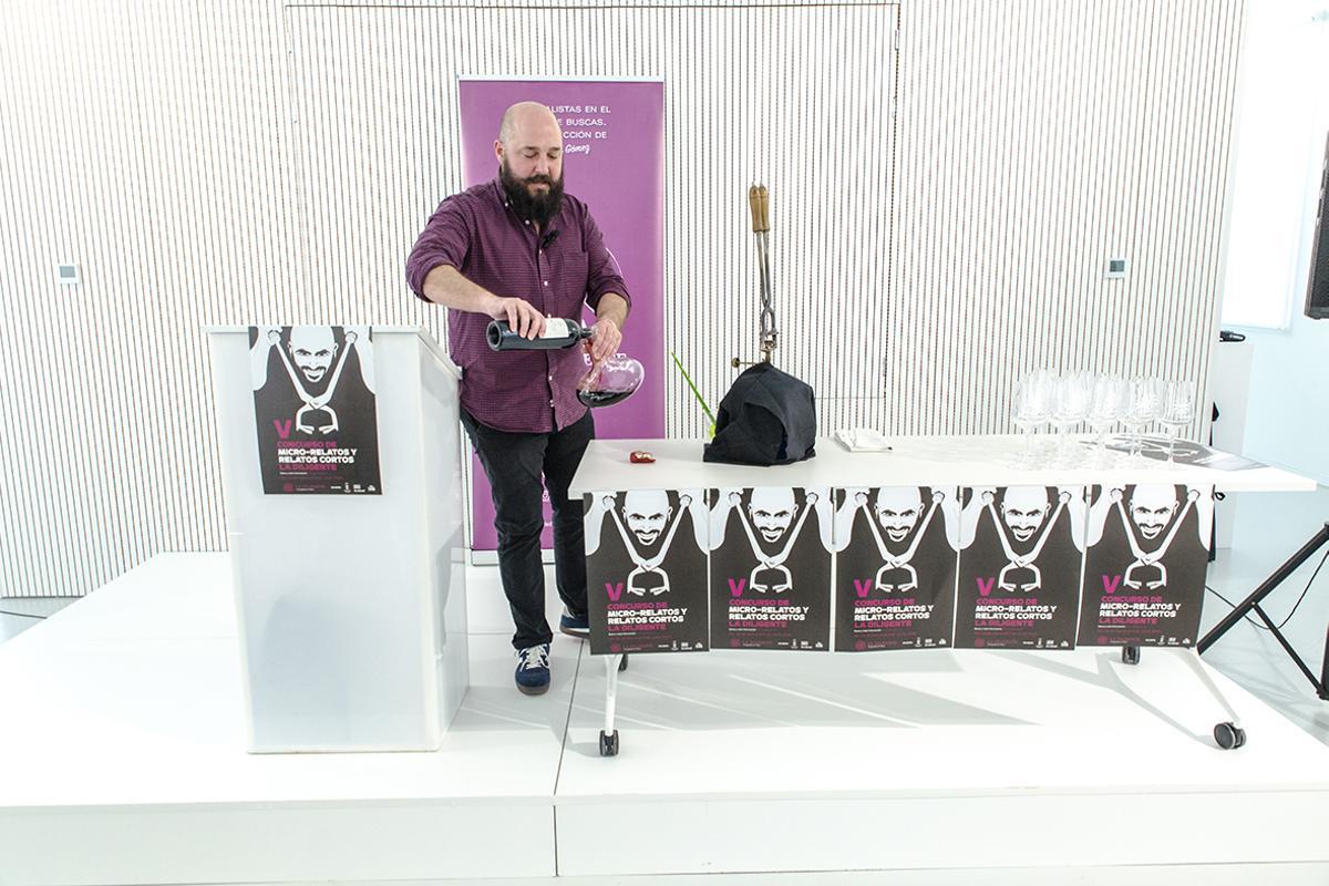 Andrés Gómez realiza el degüelle en directo de una botella de Aurus 2000 durante el acto de presentación del concurso