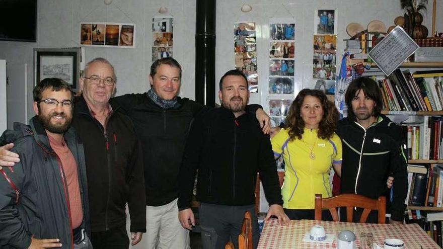 Un grupo de peregrinos a su paso por el albergue de Tábara.