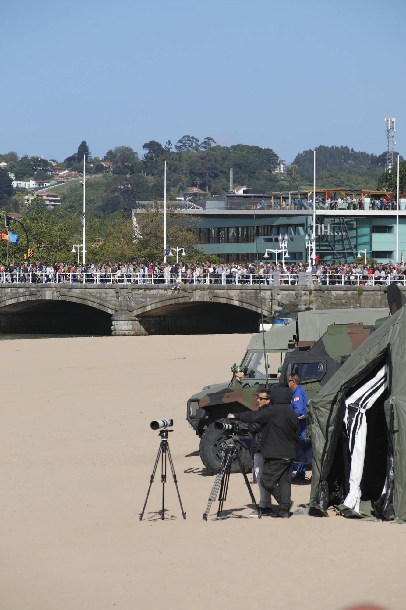 EN IMÁGENES: Así fue la revista naval  del Rey Felipe VI y la exhibición aérea en Gijón por el Día de las Fuerzas Armadas