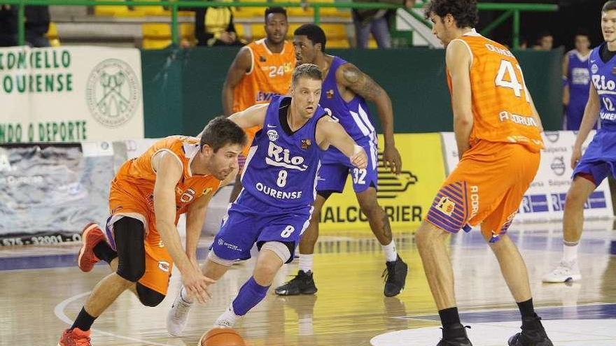 Jorge Sanz, con el balón, defendido por Roope Ahonen, nuevo jugador del Liberbank Oviedo.