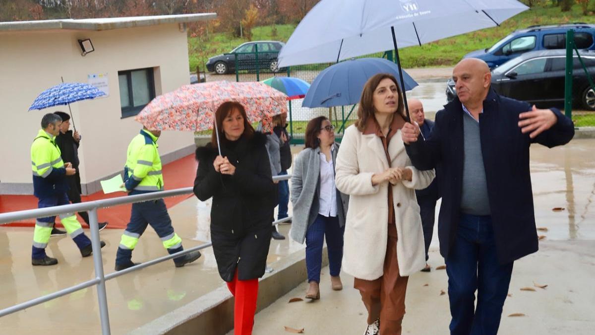 La conselleira comparte paraguas con el alcalde de Touro en la visita al futuro punto limpio