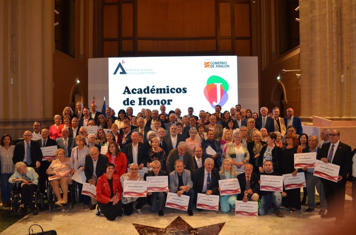 Los Académicos de Honor de 2025 junto a la Junta Directiva de entonces.