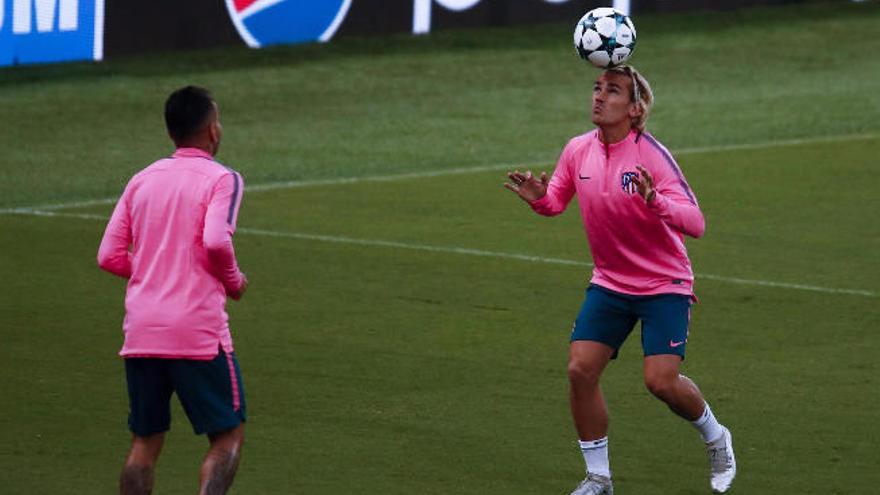 Griezmann, con Correa en el entrenamiento del Atlético en Roma.