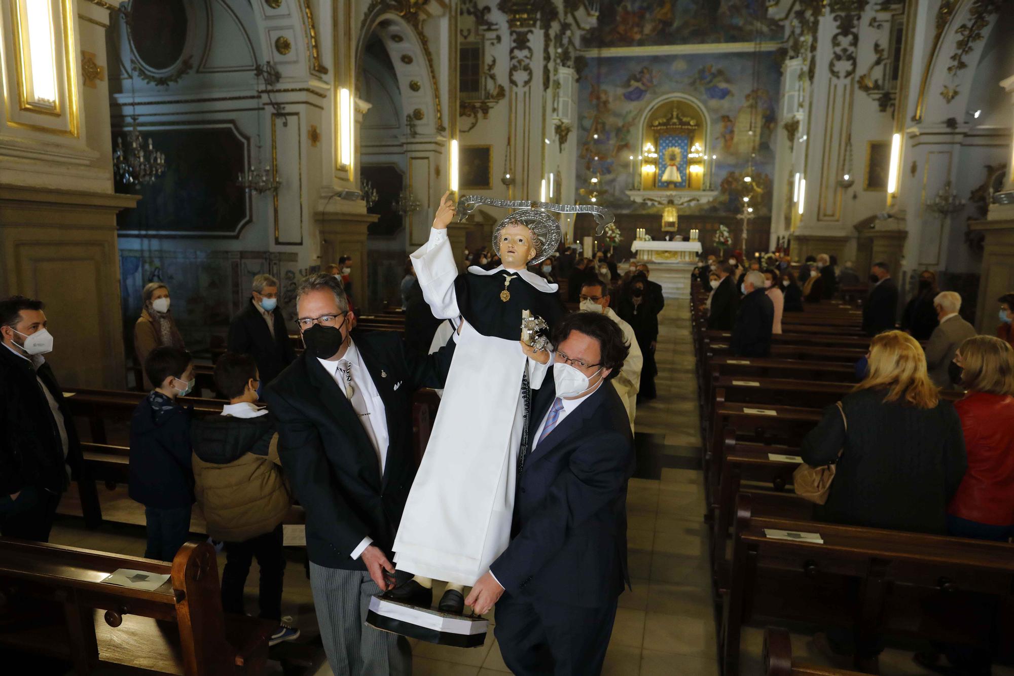 San Vicente Ferrer del Altar del Pilar sale a la puerta de la iglesia.