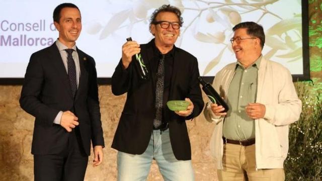 Llorenç Galmés entregó el premio a Lorenzo Santamaría. | CONSELL
