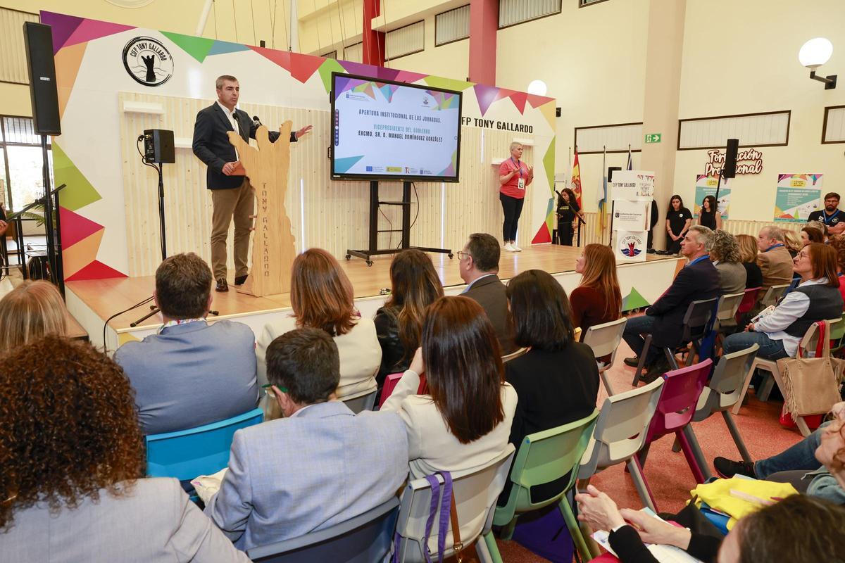 Manuel Domínguez, vicepresidente del Gobierno de Canarias, durante su discurso inaugural del III Encuentro de Formación Profesional en Canarias en el CIFP Tony Gallardo.