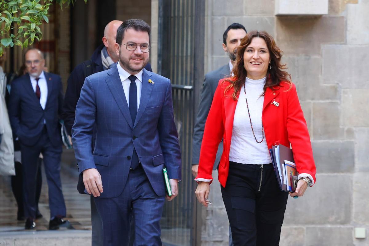 El president Aragonès y la consellera Vilagrà dirigiéndose a la reunión del Govern.