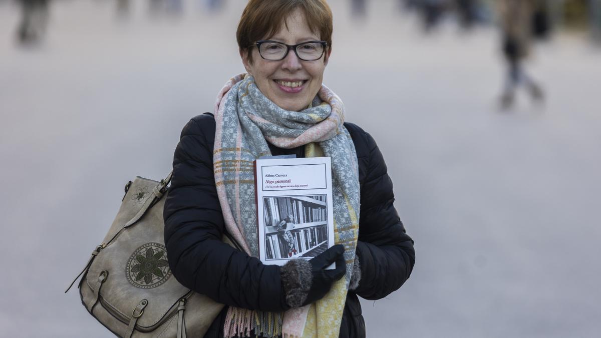 Carmen María, hace unos días, en la plaza del Ayuntamiento de València, con el libro que lee.