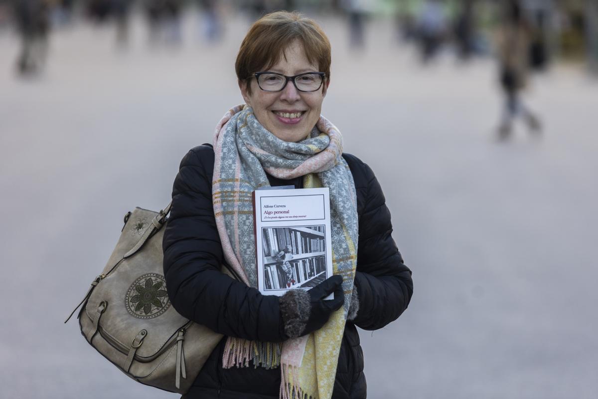 Carmen María, hace unos días, en la plaza del Ayuntamiento de València, con el libro que lee.